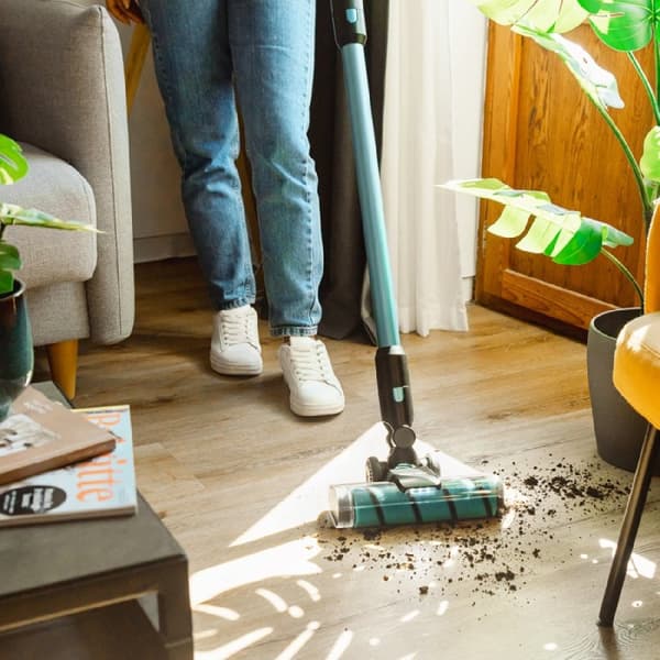 Cecotec 3-in-1 upright vacuum cleaner with parallel cyclone. 500 W, 30 kPa, and 150 aW power. 70-minute autonomy. Rigid tube and Jalisco brush.