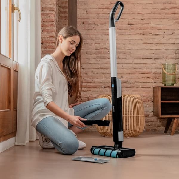 Cecotec 40 W electric mop. Autonomy of up to 30 minutes. Wet Jalisco absorbent roller brush. 420 ml clean-water tank and 150 ml waste-water tank. Aut