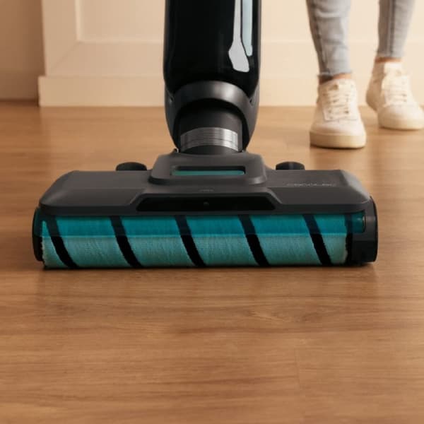 Cecotec 250 W electric mop. Scrubs and vacuums simultaneously. 35-minute runtime. Wet Jalisco absorbent roller brush. Descaling water spray against d