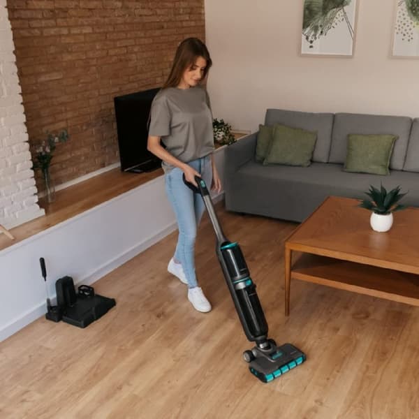 Cecotec 250 W electric mop. Scrubs and vacuums simultaneously. 35-minute runtime. Wet Jalisco absorbent roller brush. Descaling water spray against d