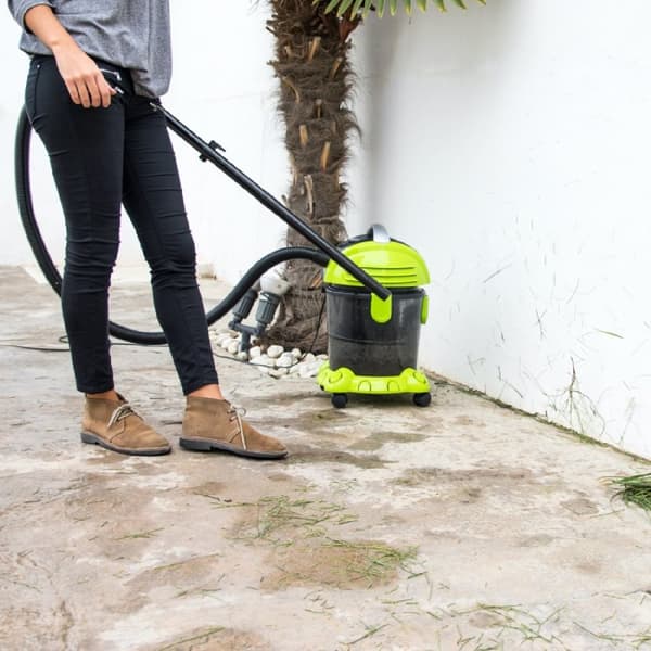 Cecotec Vacuum cleaner for solids and liquids, 1400 W, blow function and power regulator. Metallic tube. 15-litre capacity.