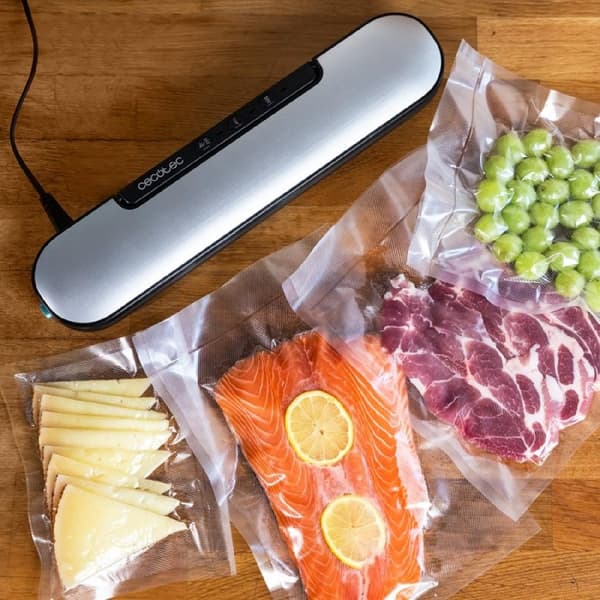Cecotec Vacuum sealer that allows preserving foodstuffs fresh for longer periods of time.