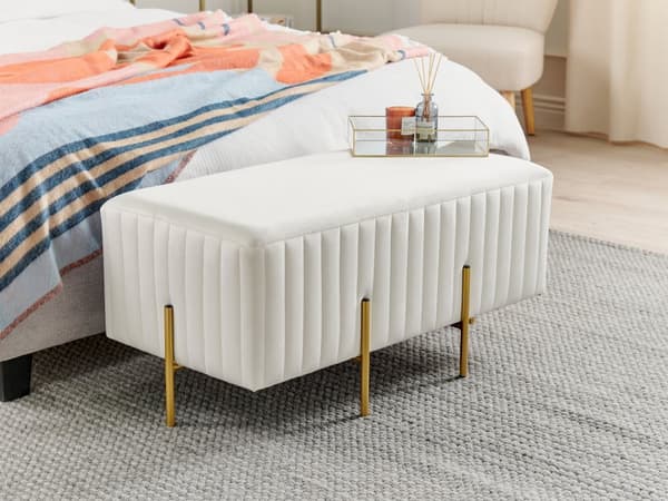 Sengebænk Hvid Velour Guld Metalben 93 cm Polstret Bænk til Soveværelse med Stof Design Glamour Velourbænk til Fodenden af Sengen