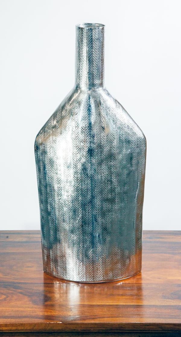Large and beautiful vase in aluminum with a beautiful pattern