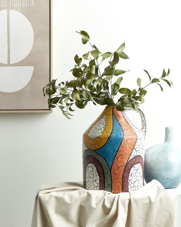Dekorativ vase flerfarvet 38 cm terrakotta håndlavet abstrakt mønster med hank rustik