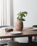 Miniatyrbild 4 av 7: Blomvas Sandbeige Stengods Abstrakt Motiv Inomhusdekoration Modern Design Vattentät