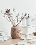 Miniatyrbild 2 av 7: Blomvas Sandbeige Stengods Abstrakt Motiv Inomhusdekoration Modern Design Vattentät