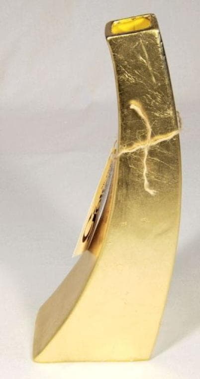 En buet, guldfarvet vase, let disponeret, 32x12 cm