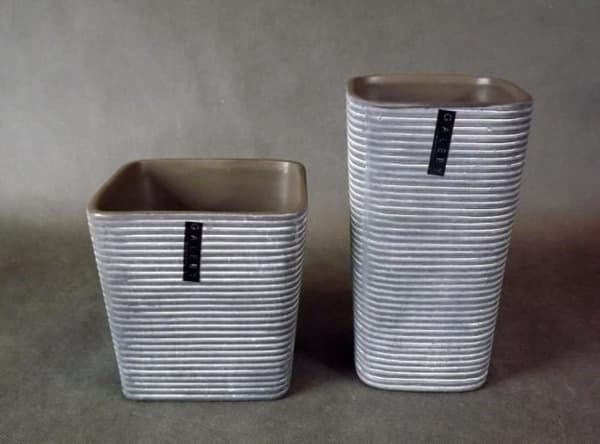 Firkantet keramikvase med grafitbrune striber 13,5x13,5x13 cm