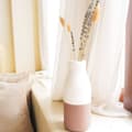 Miniatyrbillede 3 af 6: Rootz Vase Hvid Brun Lille dekorativ vase til tørrede eller friske blomster Håndstøbt af ler med rattangreb SITU