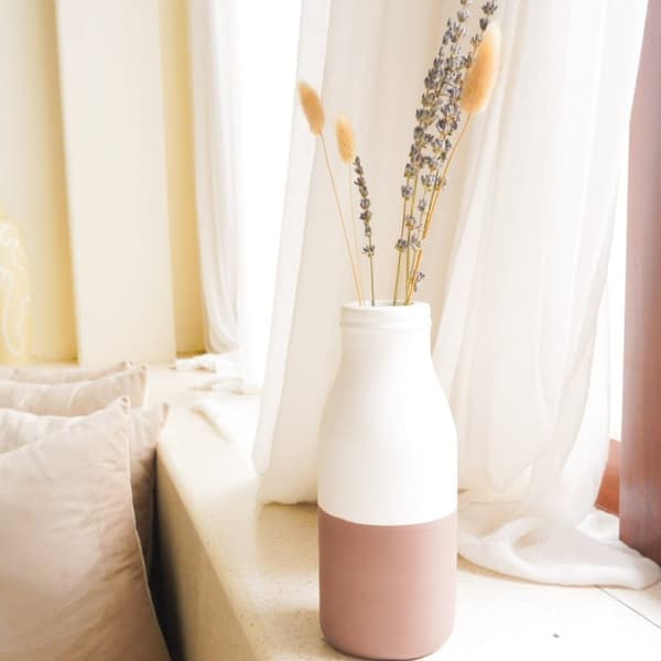 Rootz Vase Hvid Brun Lille dekorativ vase til tørrede eller friske blomster Håndstøbt af ler med rattangreb SITU