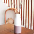 Miniatyrbillede 4 af 6: Rootz Vase Hvid Brun Lille dekorativ vase til tørrede eller friske blomster Håndstøbt af ler med rattangreb SITU