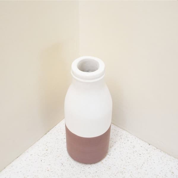 Rootz Vase Hvid Brun Lille dekorativ vase til tørrede eller friske blomster Håndstøbt af ler med rattangreb SITU