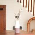 Miniatyrbillede 2 af 6: Rootz Vase Hvid Brun Lille dekorativ vase til tørrede eller friske blomster Håndstøbt af ler med rattangreb SITU