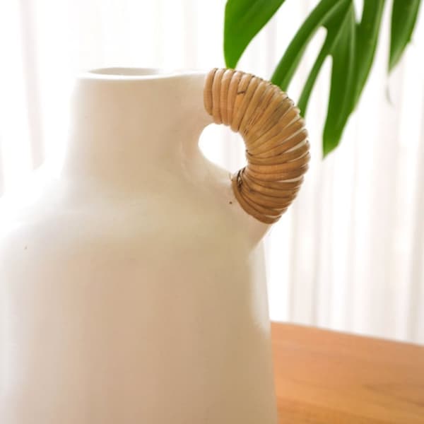 Rootz Vase Hvid lille dekorativ vase til tørrede eller friske blomster Håndstøbt af ler med rattangreb SANA