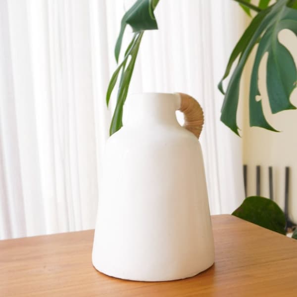 Rootz Vase Hvid lille dekorativ vase til tørrede eller friske blomster Håndstøbt af ler med rattangreb SANA