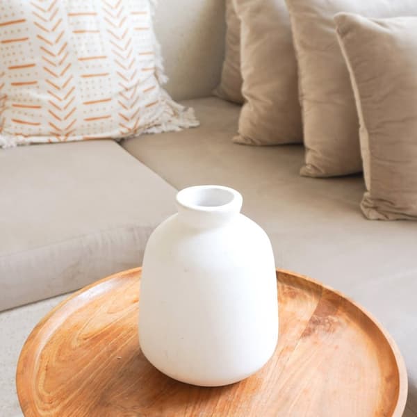 Rootz Vas Vit liten rund dekorativ vas för torkade eller färska blommor Handgjuten från Clay med BAWA