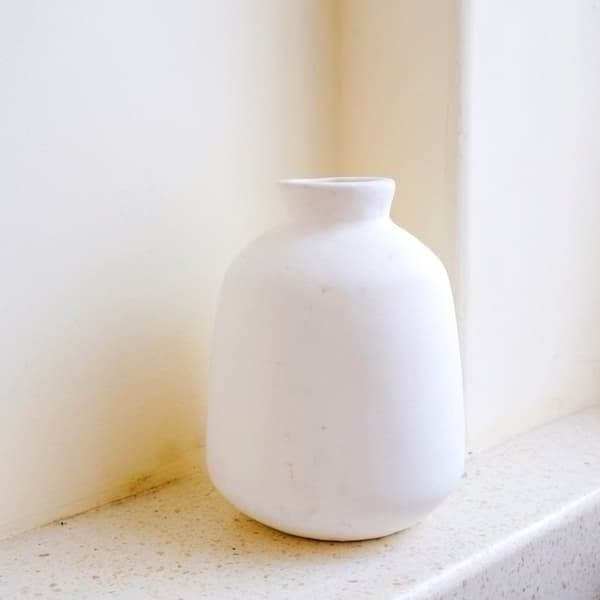 Rootz Vas Vit liten rund dekorativ vas för torkade eller färska blommor Handgjuten från Clay med BAWA