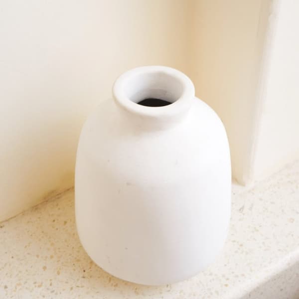 Rootz Vas Vit liten rund dekorativ vas för torkade eller färska blommor Handgjuten från Clay med BAWA