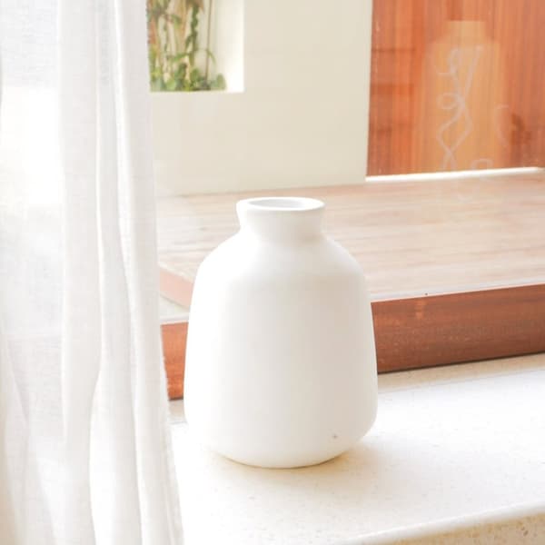 Rootz Vas Vit liten rund dekorativ vas för torkade eller färska blommor Handgjuten från Clay med BAWA