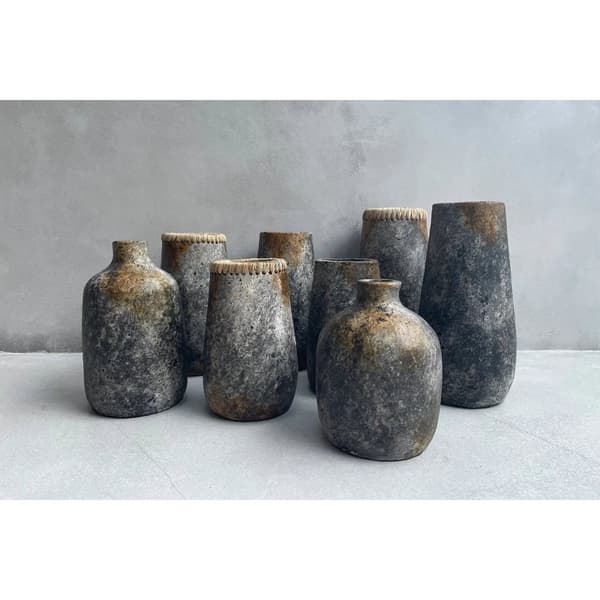 Rootz Sneaky Vase - Antik Grå Vase - Slank Terracotta Vase - Ideel til tørrede blomster - 14 cm x 14 cm x 26 cm