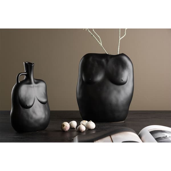 Romie vase sort.