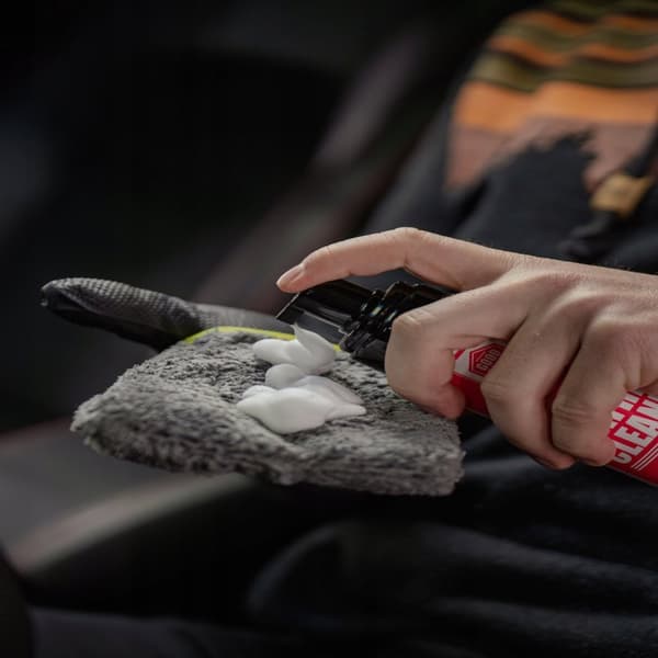 Hyvälaatuinen nahkapesuaine 1L puhdistaa ja hoitaa nahkaa