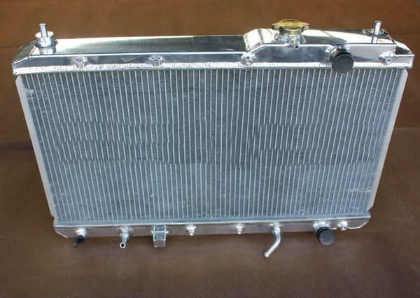 Aluminiumkøler, perfekt pasform til 1997-2001 Honda CRV, højtydende køling, forbedret holdbarhed.
