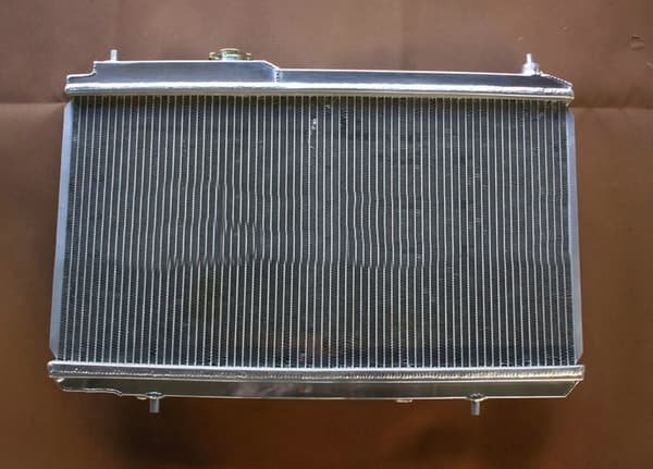 Aluminiumkøler, perfekt pasform til 1997-2001 Honda CRV, højtydende køling, forbedret holdbarhed.