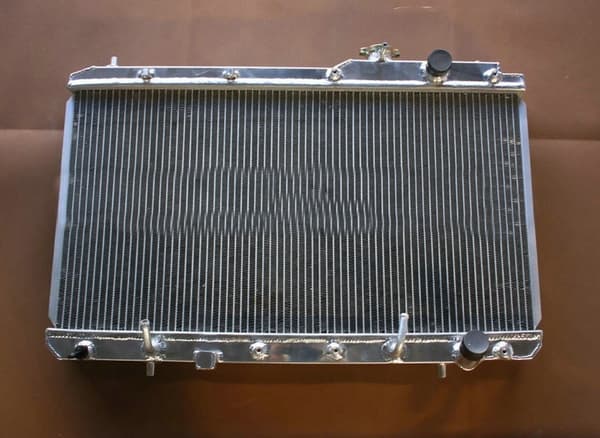 Aluminiumkøler, perfekt pasform til 1997-2001 Honda CRV, højtydende køling, forbedret holdbarhed.