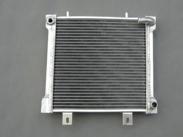 Aluminiumkøler til Polaris Sportsman, perfekt pasform til modellerne 400, 500, 425, holdbar konstruktion, forbedret køleeffektivitet.