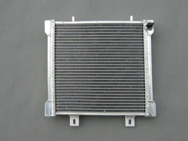 Aluminiumkøler til Polaris Sportsman, perfekt pasform til modellerne 400, 500, 425, holdbar konstruktion, forbedret køleeffektivitet.
