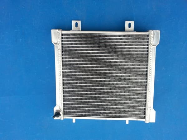 Aluminiumkøler til Polaris Sportsman, perfekt pasform til modellerne 400, 500, 425, holdbar konstruktion, forbedret køleeffektivitet.