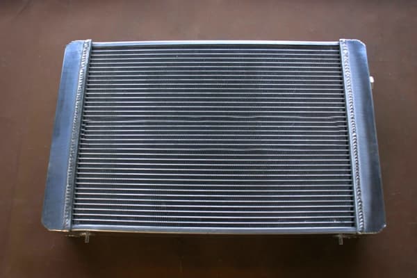 Aluminiumkøler, Specifik Pasform til Triumph TR8, Holdbart Legeringsmateriale, Effektiv Køleydelse