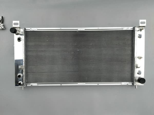 Højtydende aluminium køler, passer til Hummer H2 6.0 V8, kompatibel med Silverado 6.0 V8, holdbar legeringskonstruktion.