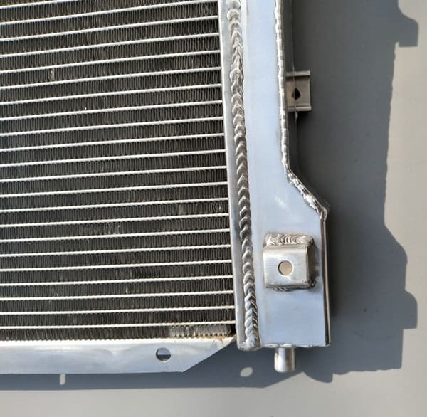 Aluminiumradiator, förbättrad kylkapacitet, hållbar TIG-svetsning, enkel installation