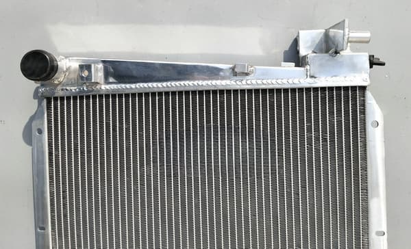 Aluminiumradiator, förbättrad kylkapacitet, hållbar TIG-svetsning, enkel installation
