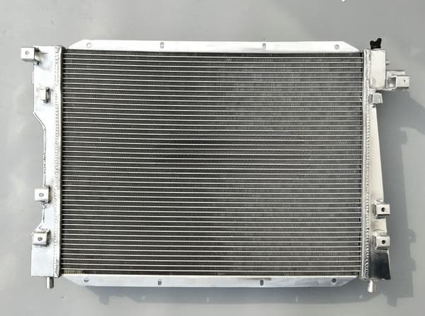 Aluminiumradiator, förbättrad kylkapacitet, hållbar TIG-svetsning, enkel installation