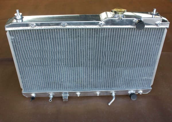 Aluminiumkylare, perfekt passform för 1997-2001 Honda CRV, högpresterande kylning, förbättrad hållbarhet.