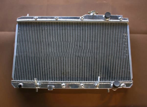 Aluminiumkylare, perfekt passform för 1997-2001 Honda CRV, högpresterande kylning, förbättrad hållbarhet.