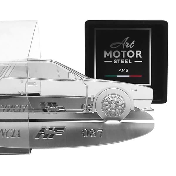 Dekorationsobjekt - Lancia - HF 037 - Silhuettbil Graverad - Rostfritt Stål - Transparent Vitrin