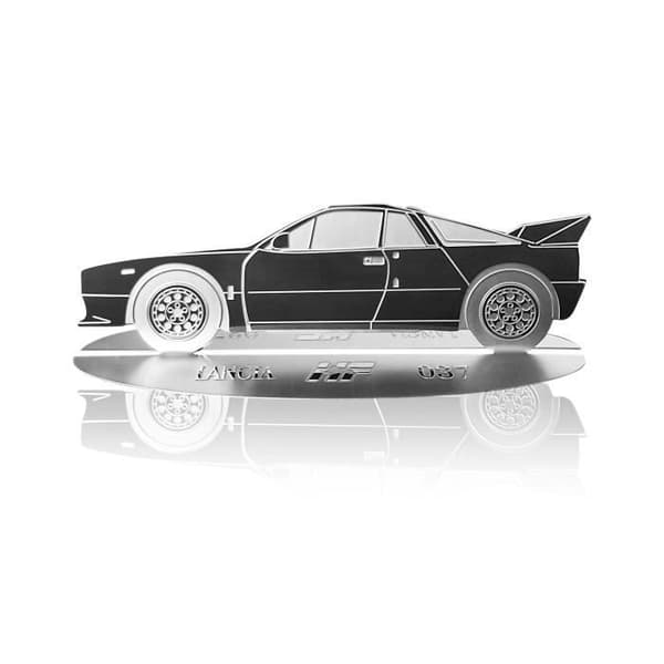 Dekorationsobjekt - Lancia - HF 037 - Silhuettbil Graverad - Rostfritt Stål - Transparent Vitrin