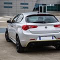 Miniatyrbild 4 av 4: Bakre självhäftande profil för Alfa Romeo Giulietta bil, gul