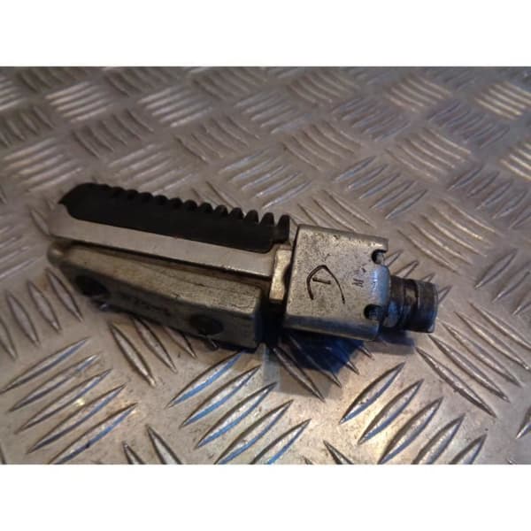 tallriksstöd höger fram fotblock motorcykel suzuki gsf 600 bandit js1a8- USED