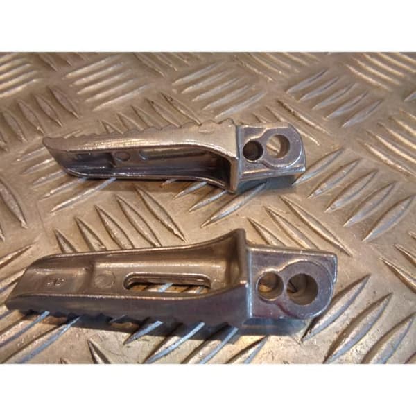 ett par bakre passagerarfotstödskilar för Suzuki motorcykel gsx 600 r gsxr 750 1000 b-king ...