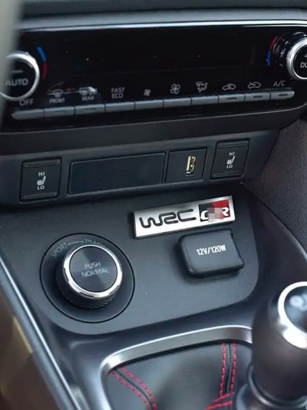 Toyota Yaris IV 4 GR -embleemi, tyylikäs muotoilu, kestävä materiaali, helppo asennus