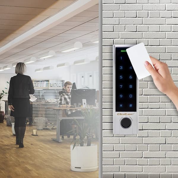 Qoltec 52449 Kodelås PROTEUS med fingeraftrykslæser | RFID | Kode | Kort | nøglesender | Dørklokke | IP68 | EM