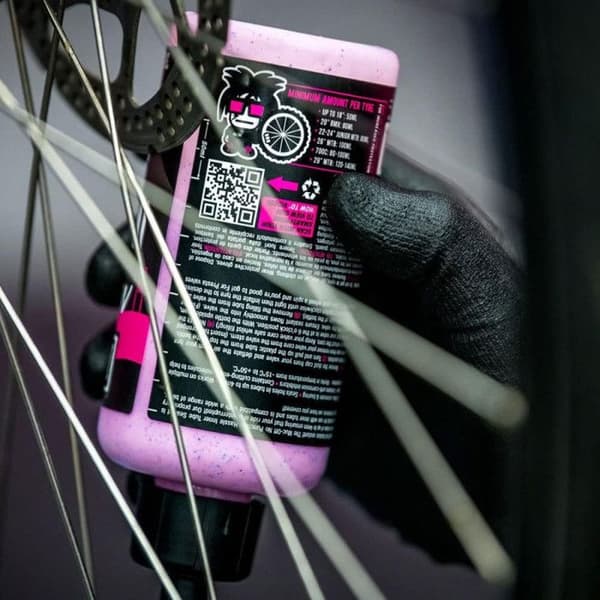 Innerslangförebyggande - Muc-Off - Inget problem med punktering - 300 mL - Rosa/svart - Mun upp till 4 mm