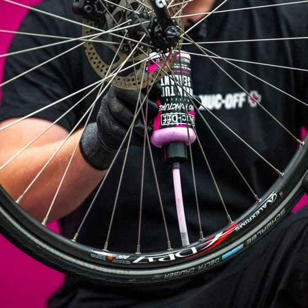 Innerslangförebyggande - Muc-Off - Inget problem med punktering - 300 mL - Rosa/svart - Mun upp till 4 mm