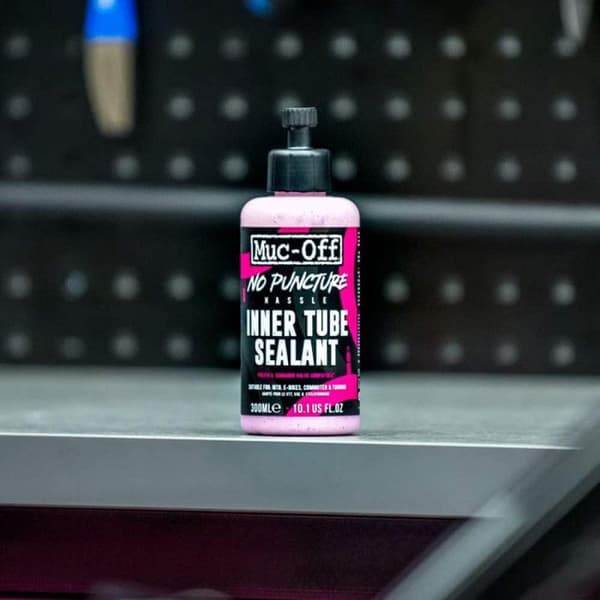 Innerslangförebyggande - Muc-Off - Inget problem med punktering - 300 mL - Rosa/svart - Mun upp till 4 mm